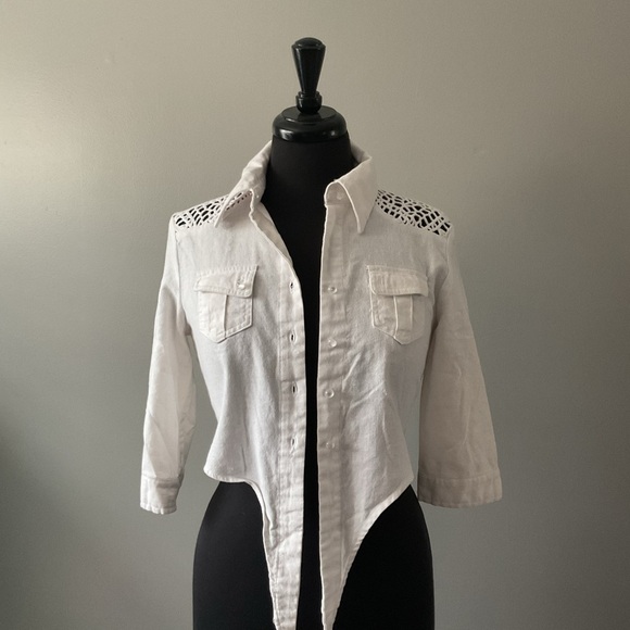 White Button-Up crop top Shirt with Lace Detail - Picture 1 of 4